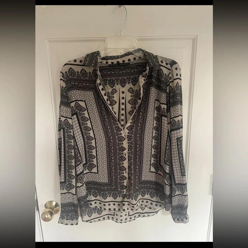 Zara button down black & white Bandana Printed Blouse, sz m, great pattern - Picture 2 of 3